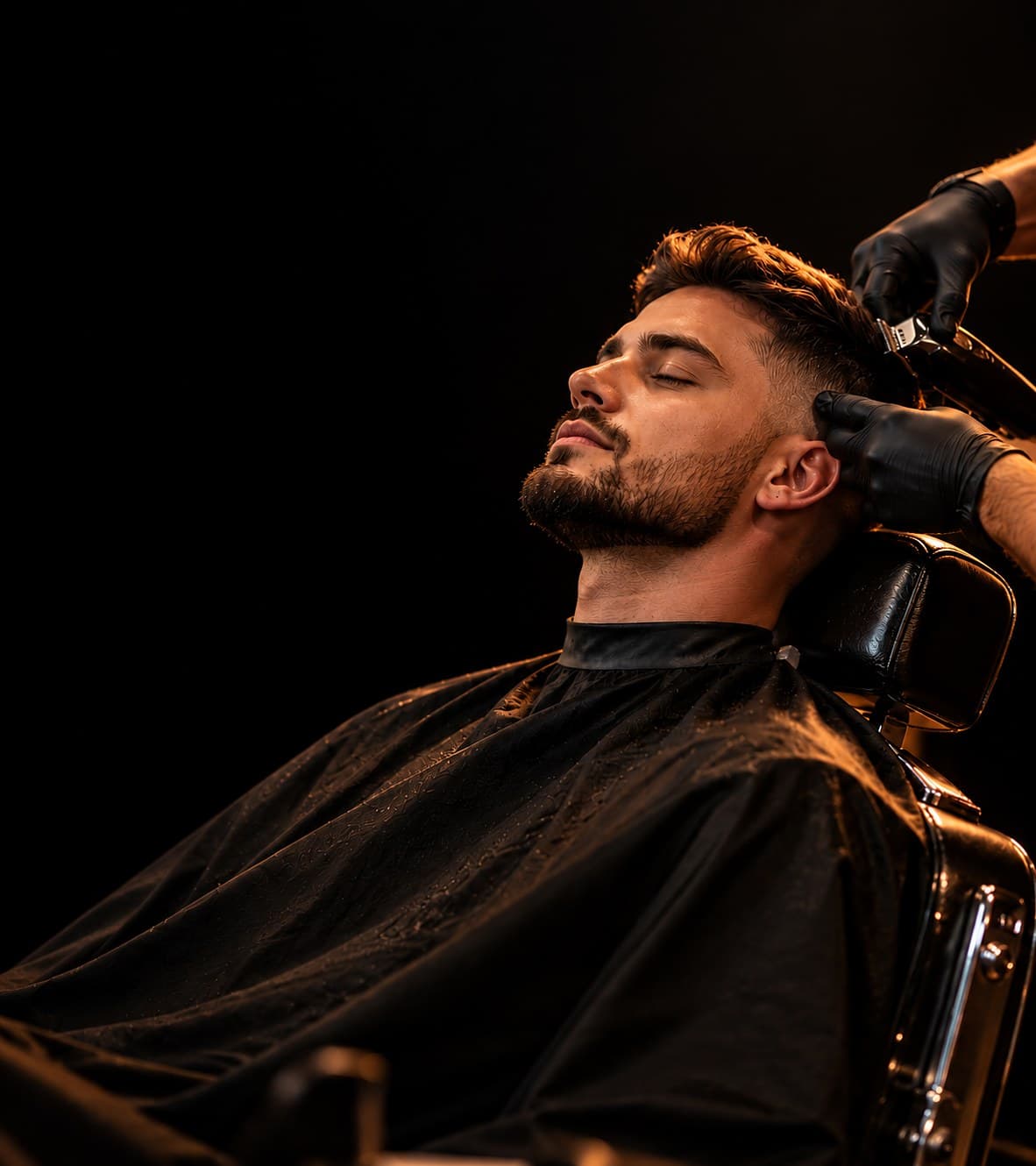 Client relaxat în scaun în timp ce barberul îi face fade-ul la Offline Barbershop